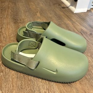 Nike Calm Mules | Oil Green